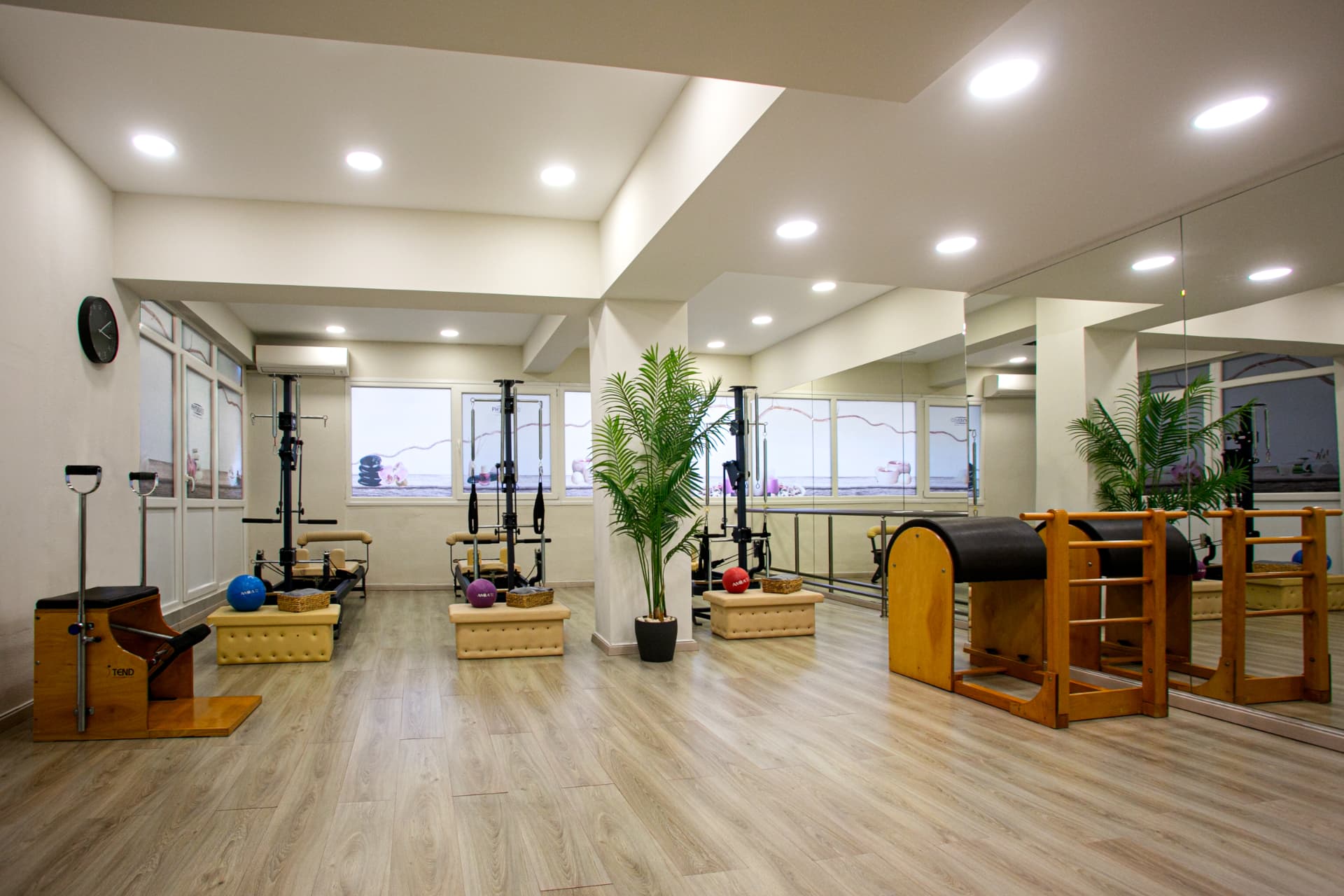 Θεραπευτική άσκηση σε Pilates Reformer με επίβλεψη εξειδικευμένου γυμναστή